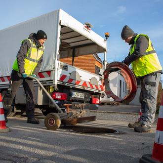 Für die Transformation zur Klimaneutralität werden auch die Fernwärmenetze optimiert. Sie werden an niedrigere Temperaturen und höhere Durchflussmengen angepasst. Basis ist das mehr als 700 Kilometer lange Fernwärmenetz in Flensburg. Pro Jahr werden rund 3.000 Wartungen der Fernwärmeschächte durchgeführt.