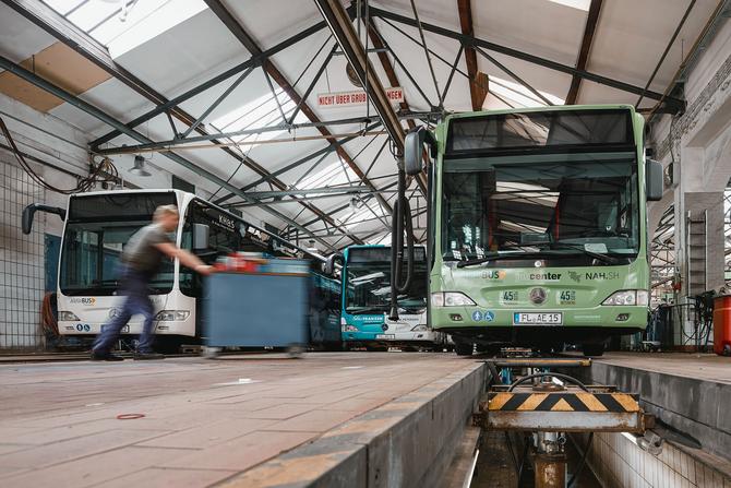 Bus von AktivBus auf der Hebebühne in Werkstatt