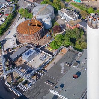 Blick von oben auf den Wärmespeicher II, der mit 29 Millionen Litern Wasser gefüllt ist. Zusammen mit unserem ersten Speicher können wir auf ein Speichervolumen von fast 60 Millionen Liter heißem Wasser zurückgreifen, um unsere Wärmeversorgung zu optimieren.