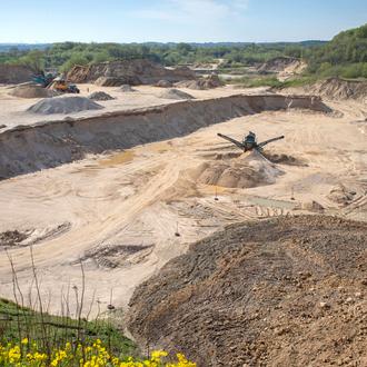 Saisonaler Speicher: Fotomotiv Kieskuhle Saisonale Speicher sind große Wärmespeicher, in denen Wärme über Monate mit geringen Wärmeverlusten gespeichert werden kann. Dazu wird der Wärmeüberschuss aus dem Sommer für den Winter zwischengespeichert. Eine mögliche Bauform ist ein Erdbeckenspeicher - eine der wirtschaftlichsten und flexibelsten Energiespeicherlösungen der Zukunft. 