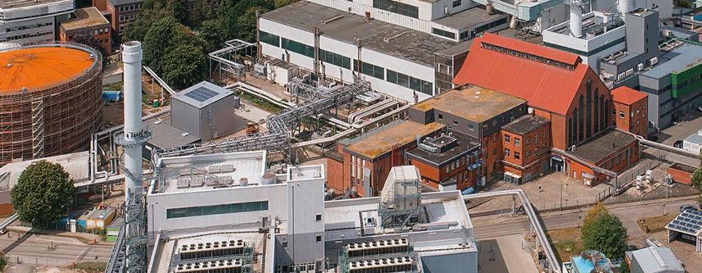 Luftaufnahme des Kraftwerks der Stadtwerke Flensburg bei Tag.